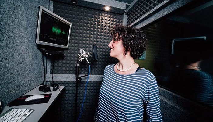 Aurora en estudio - Servicio de locución online